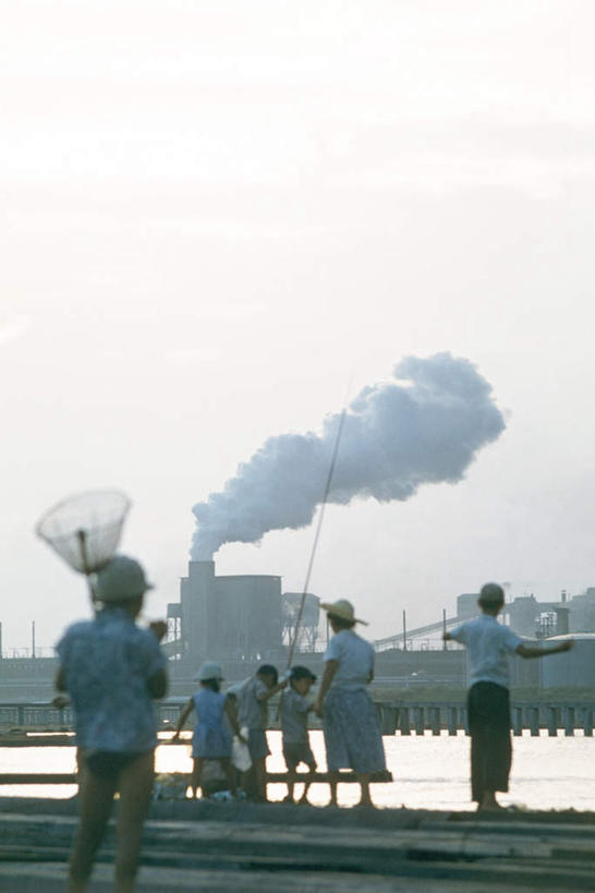 东方人,儿童,渔夫,机修工,工厂,竖图,室外,仰视,度假,河流,美景,水,城市风光,城市,钓鱼竿,东京,日本,亚洲,握,河水,景观,水流,烟雾,许多人,拿,拿着,黄种人,娱乐,工人,渔民,小孩,蓝色,蓝天,天空,天,一群人,享受,休闲,景色,放松,握着,渔网,渔具,抓捕,捕捞,鱼网,东亚,本州,拉网,捕捞工具,关东地方,本州岛,日本国,东京都,男孩,男人,男性,年轻男性,年轻女性,女孩,女人,女性,亚洲人,捕鱼人,打鱼人,机械师,机修工人,钓竿,鱼竿,彩图,低角度拍摄,全身,钓鱼,工地,制造厂,男生,女生