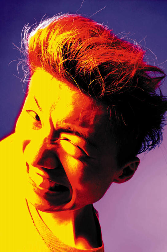 东方人,脸,头,眼睛,脸颊,眉毛,睫毛,一个人,竖图,俯视,室内,特写,白天,亚洲,瞳孔,仅一个男性,仅一个人,紫色背景,服装,注视,休闲装,黄种人,肩膀,仅一个年轻男性,衣服,观察,看,休闲,鬼脸,休闲服,眼部,服饰,观看,察看,关注,扮鬼脸,特效,男人,男性,年轻男性,亚洲人,头部,睫,脸部,脸蛋,眉,面部,眼,眼睫毛,眼眉,半身,彩图,高角度拍摄,眼眉毛