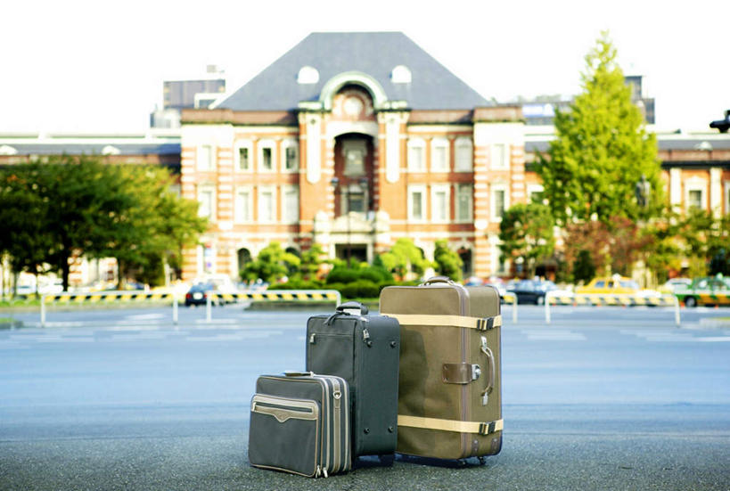 无人,家,横图,室外,白天,正面,植物,别墅,汽车,一排,一幢,许多,阴影,朦胧,模糊,整齐,光线,拉杆箱,旅行箱,影子,房屋,屋子,公寓,路障,洋房,楼房,住宅,车,树,树木,排列,三个,蓝色,绿色,蓝天,天空,阳光,自然,行李箱,箱子,交通工具,轿车,天,生长,晴朗,成长,出差,队列,万里无云,晴空,晴空万里,彩图,旅行,房子