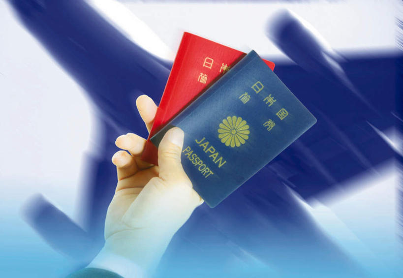 东方人,手,一个人,无人,举,横图,俯视,室内,白天,数码,科技,飞机,亚洲,仅一个男性,仅一个人,握,阴影,朦胧,模糊,网络,高光,几何,计算机图形,拿,合成,拿着,黄种人,航空,仅一个年轻男性,红色,蓝色,蓝天,天空,交通工具,天,托,手部,握着,一架,晴朗,两本,护照,电脑合成图,数码合成图,客机,万里无云,写实,具体,具象,男人,男性,年轻男性,亚洲人,晴空,晴空万里,举起,举手,举着,向上举,向上伸,向上托,半身,彩图,高角度拍摄,证件