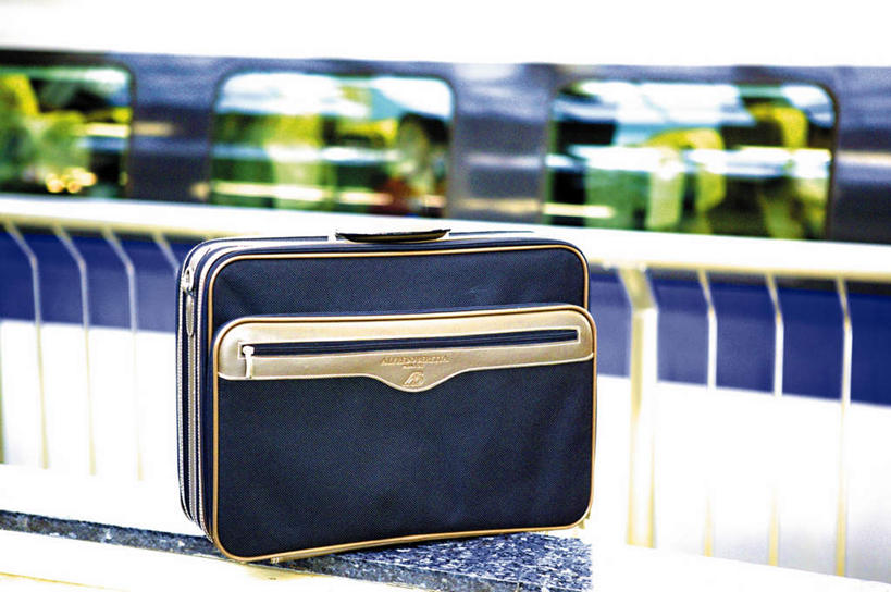 无人,栏杆,横图,室外,白天,正面,地铁,车站,一辆,朦胧,模糊,拉杆箱,旅行箱,围栏,站台,轨道交通,护栏,月台,一个,行李箱,箱子,单个,出差,彩图,旅行,地铁机动车,地下铁,轻轨