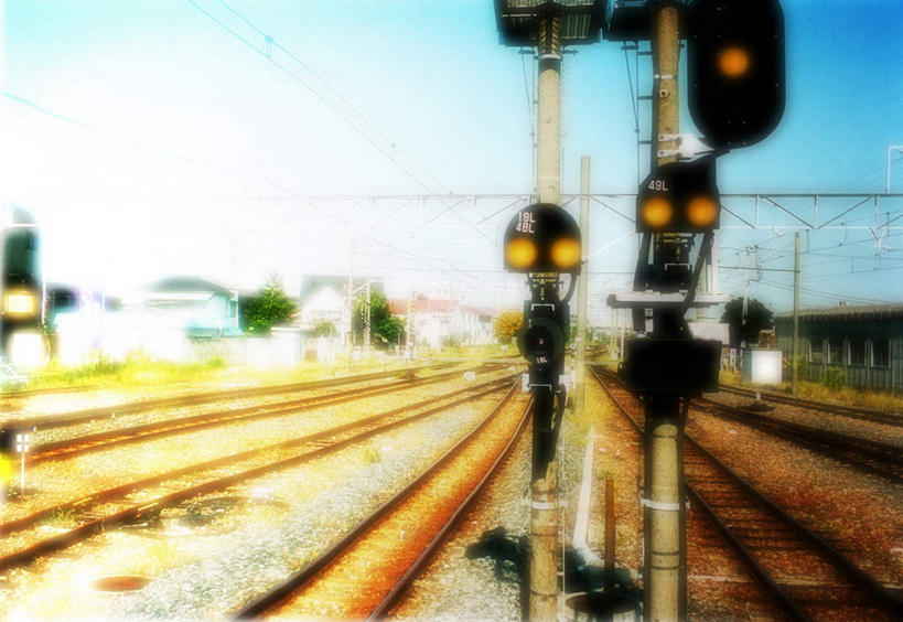 无人,横图,室外,白天,正面,安全,植物,车站,一排,许多,朦胧,模糊,整齐,轨道,信号灯,站台,交通,铁轨,月台,树,树木,排列,蓝色,绿色,蓝天,天空,自然,天,警示,生长,晴朗,成长,队列,提示,铁道,流通,交通信号灯,万里无云,晴空,晴空万里,彩图