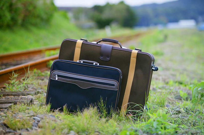无人,横图,俯视,室外,特写,白天,草地,草坪,山,山脉,植物,路,铁路,阴影,朦胧,模糊,光线,拉杆箱,旅行箱,影子,山峰,轨道,交通,铁轨,山峦,草,树,树木,一个,绿色,阳光,自然,行李箱,箱子,群山,运输,生长,单个,成长,出差,铁道,彩图,高角度拍摄,旅行