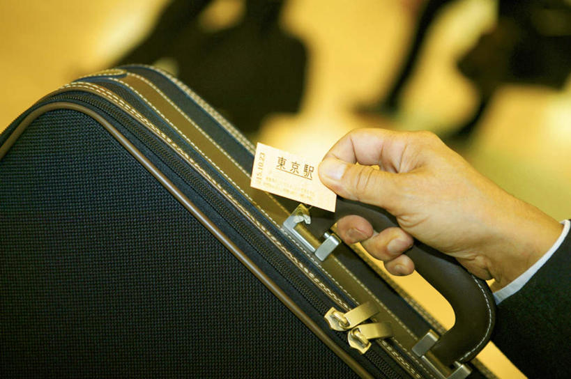 东方人,手,一个人,商务人士,商务男性,横图,俯视,室外,特写,白天,衬衫,安全,手提箱,亚洲,仅一个男性,仅一个人,一张,握,套装,朦胧,模糊,拿,拿着,黄种人,仅一个年轻男性,箱子,手部,握着,保护,单手,车票,保险,商务装,私密,工薪阶层,密码箱,男人,男性,年轻男性,亚洲人,白领,上班族,半身,彩图,高角度拍摄,衬衣