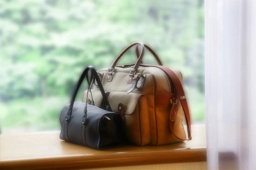 无人,横图,室内,白天,正面,植物,窗户,窗帘,桌子,朦胧,模糊,包,皮包,墙,玻璃窗,窗台,墙壁,墙面,树,树木,两个,绿色,自然,生长,成长,单肩包,彩图