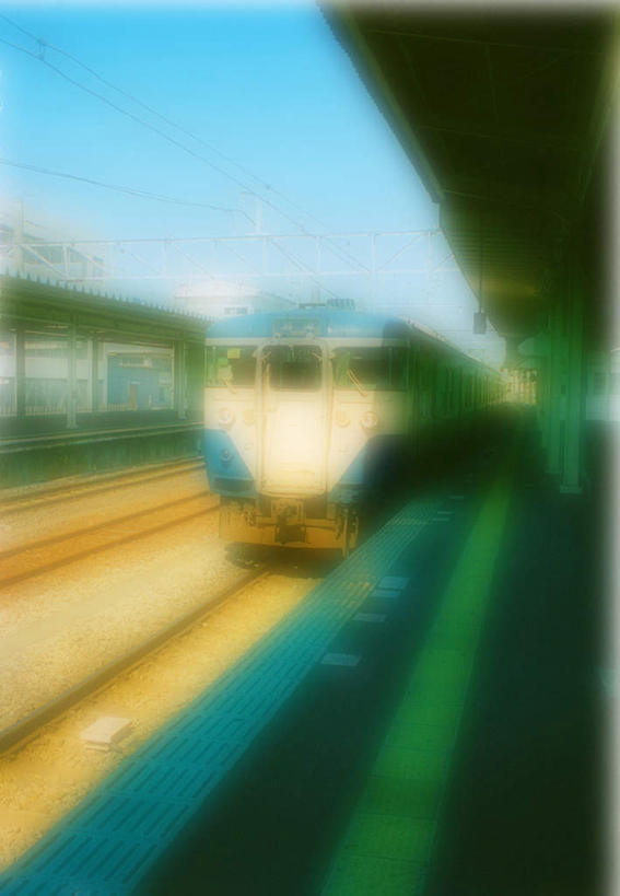 无人,火车站,竖图,室外,白天,正面,火车,车站,朦胧,模糊,站台,月台,车,蓝色,蓝天,天空,交通工具,天,驾驶,行驶,一列,晴朗,操纵,控制,操控,万里无云,把持,晴空,晴空万里,彩图