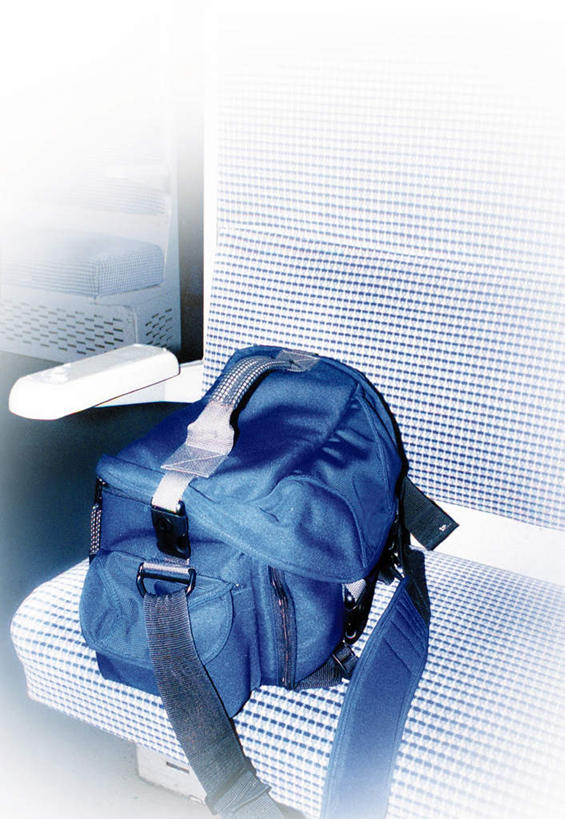 无人,竖图,俯视,室内,特写,白天,火车,静物,椅子,朦胧,模糊,包,格纹,书包,墙,墙壁,墙面,车,背包,交通工具,彩图,高角度拍摄,双肩包