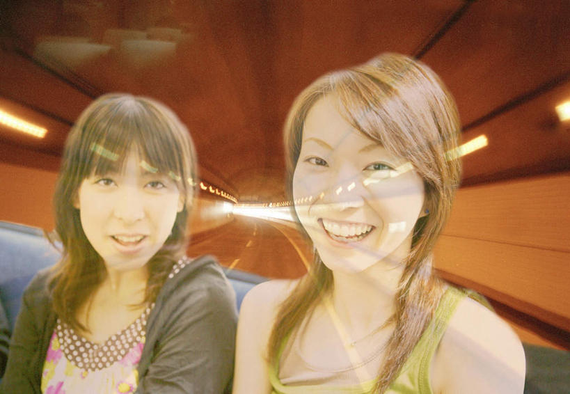 东方人,无人,两个人,伙伴,朋友,坐,笑,微笑,露齿笑,横图,室内,白天,正面,友谊,数码,科技,亚洲,阴影,服装,透明,隧道,网络,高光,几何,计算机图形,合成,休闲装,黄种人,衣服,休闲,休闲服,服饰,电脑合成图,数码合成图,透视,写实,具体,具象,友情,年轻女性,女人,女性,亚洲人,坐着,半身,彩图