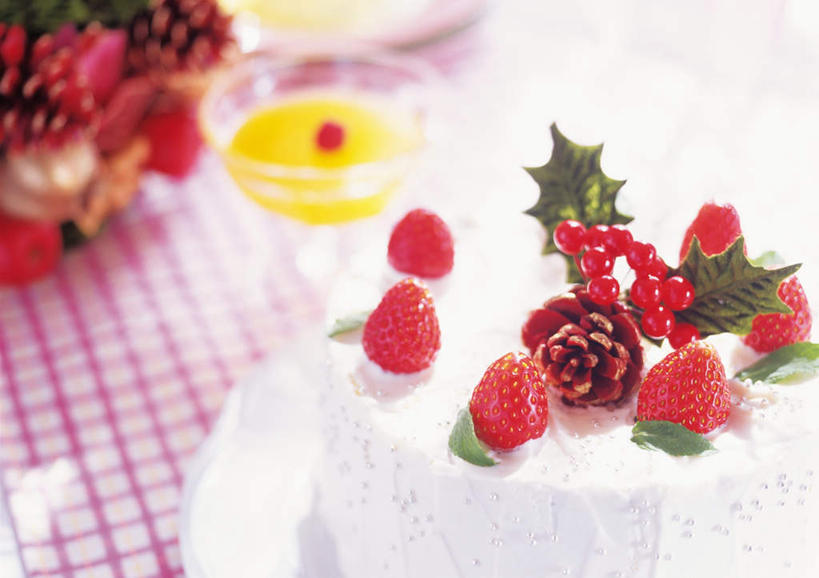 点心,无人,横图,俯视,室内,特写,白天,下午茶,餐桌,桌子,草莓,一排,朦胧,模糊,整齐,布料,格纹,食品,坚果,甜点,甜品,布纹,桌布,食物,糕点,排列,餐巾,台布,甜食,干果,奶油,冬青,餐台,乳制品,队列,橡果,橡树果,橡栗,橡实,橡树子,橡子,枸骨冬青,构骨,猫儿刺,鸟不宿,激凌,克林姆,淇淋,洋莓,水果皇后,红莓,地莓,彩图,高角度拍摄,蛋糕