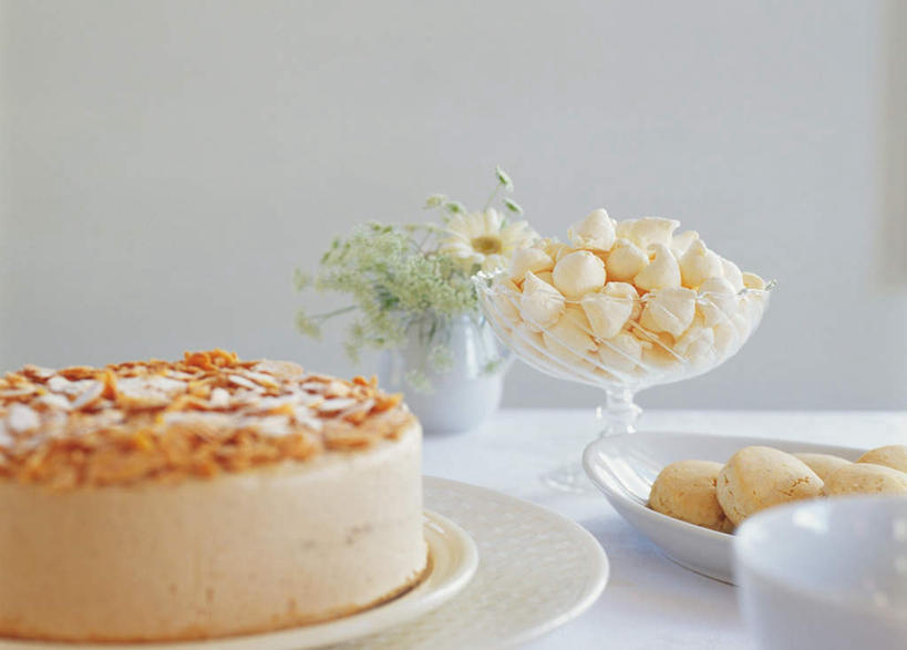 点心,面包,无人,横图,室内,特写,白天,正面,下午茶,餐桌,桌子,餐具,花瓶,一堆,许多,堆叠,堆积,朦胧,模糊,碟子,盘,食品,糖,糖果,面点,甜点,甜品,食物,糕点,盘子,碟,甜食,奶油,巧克力,餐台,堆,瓜子,乳制品,瓜子仁,巧克力糖,激凌,克林姆,淇淋,彩图,蛋糕