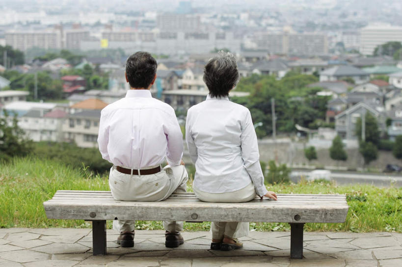 东方人,两个人,家庭,夫妻,家,坐,横图,室外,白天,爱情,旅游,度假,草地,草坪,美景,植物,城市风光,城市,建筑,椅子,亚洲,许多,服装,长椅,房屋,石凳,屋子,景观,公寓,浪漫,黄种人,娱乐,建设,洋房,楼房,住宅,草,树,树木,背面,衣服,绿色,自然,享受,休闲,温暖,温馨,一家人,景色,恩爱,放松,恋人,服饰,生长,成长,和睦,衣着,穿着,衣饰,老年男性,老年女性,男人,男性,女人,女性,亚洲人,夫妇,情侣,坐着,彩图,全身,房子,伴侣,融洽