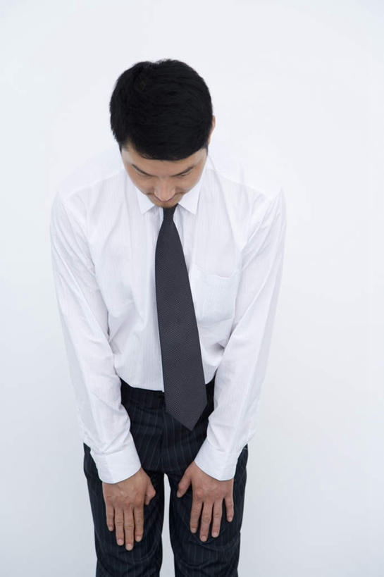 东方人,一个人,商务人士,商务男性,站,竖图,室内,白天,白色背景,正面,衬衫,亚洲,仅一个男性,仅一个人,弯腰,套装,黄种人,仅一个年轻男性,站着,摄影,影棚,鞠躬,礼仪,商务装,工薪阶层,弯身,尊敬,恭敬,男人,男性,年轻男性,亚洲人,白领,上班族,站立,半身,彩图,影棚拍摄,衬衣,拍摄