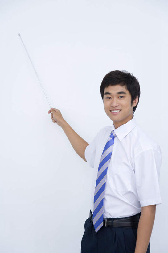 东方人,一个人,站,举,笑,微笑,露齿笑,竖图,室内,白天,白色背景,正面,亚洲,仅一个男性,仅一个人,一根,握,朦胧,模糊,棒子,拿,拿着,注视,黄种人,仅一个年轻男性,教鞭,观察,看,托,站着,握着,摄影,影棚,观看,察看,关注,男人,男性,年轻男性,亚洲人,举起,举手,举着,向上举,向上伸,向上托,站立,半身,彩图,影棚拍摄,拍摄
