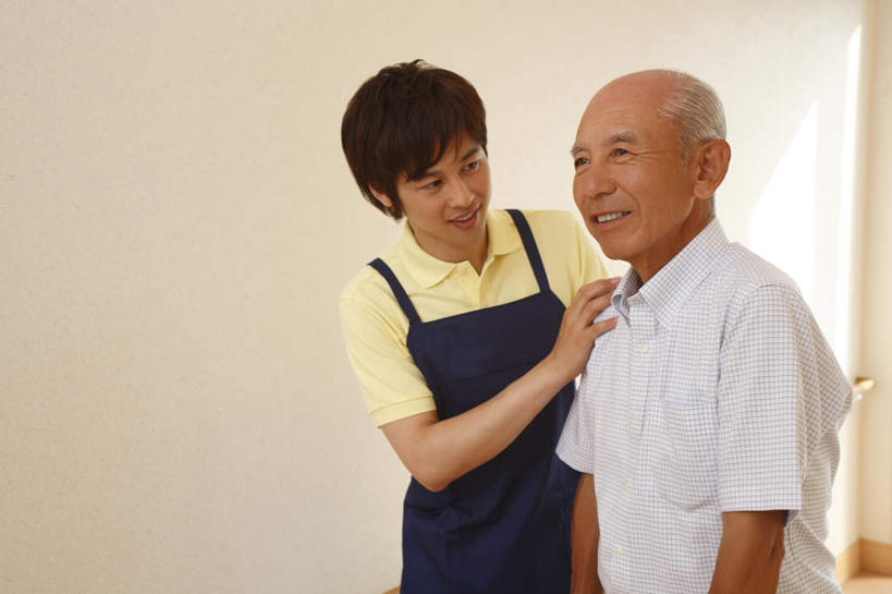 东方人,两个人,医院,站,笑,说,微笑,露齿笑,横图,室内,白天,正面,讨论,亚洲,服装,墙,注视,黄种人,墙壁,墙面,衣服,观察,看,站着,护工,搭,护理,服饰,观看,照顾,察看,衣着,穿着,搭着,关注,护理工,医疗机构,照看,护理员,衣饰,交流,老年男性,男人,男性,年轻男性,亚洲人,沟通,讲话,交谈,商讨,说话,谈话,站立,半身,彩图,病院,诊所