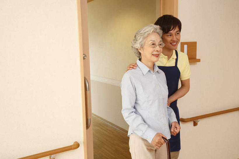 东方人,两个人,医院,栏杆,站,走,笑,微笑,露齿笑,横图,室内,白天,正面,地板,门,亚洲,服装,扶手,地面,注视,黄种人,护栏,木地板,衣服,门框,扶,观察,看,站着,护工,护理,服饰,观看,照顾,察看,扶着,衣着,穿着,关注,护理工,医疗机构,照看,护理员,衣饰,老年女性,男人,男性,年轻男性,女人,女性,亚洲人,步行,散步,站立,走路,半身,彩图,病院,诊所