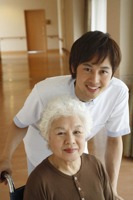 东方人,两个人,医院,栏杆,站,坐,笑,微笑,露齿笑,竖图,俯视,室内,白天,地板,门,亚洲,撑,服装,扶手,地面,注视,黄种人,护栏,木地板,衣服,门框,观察,看,站着,护工,护理,服饰,观看,照顾,察看,撑着,衣着,穿着,关注,护理工,医疗机构,照看,护理员,衣饰,老年女性,男人,男性,年轻男性,女人,女性,亚洲人,站立,坐着,半身,彩图,高角度拍摄,病院,诊所