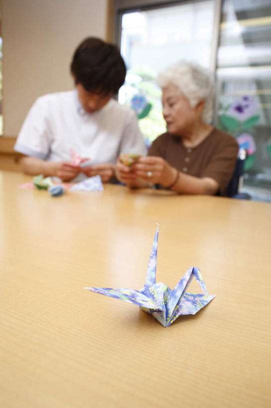 东方人,两个人,医院,竖图,室内,白天,正面,桌子,亚洲,服装,朦胧,模糊,艺术,折纸,纸艺,手工艺品,办公桌,千纸鹤,黄种人,文化,衣服,纸鹤,工艺品,护工,护理,服饰,照顾,高雅,衣着,穿着,护理工,医疗机构,工艺折纸,自信心,品位,照看,护理员,衣饰,老年女性,男人,男性,年轻男性,女人,女性,亚洲人,半身,彩图,病院,诊所