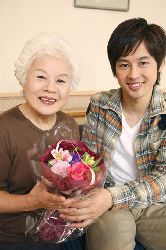 东方人,两个人,医院,坐,笑,微笑,露齿笑,竖图,室内,白天,正面,亚洲,握,服装,盛开,墙,拿,花蕾,拿着,注视,黄种人,墙壁,墙面,花,花瓣,花朵,鲜花,衣服,花苞,花蕊,观察,看,护工,护理,握着,服饰,观看,照顾,察看,衣着,穿着,关注,护理工,医疗机构,照看,护理员,衣饰,老年女性,男人,男性,年轻男性,女人,女性,亚洲人,坐着,半身,彩图,病院,诊所