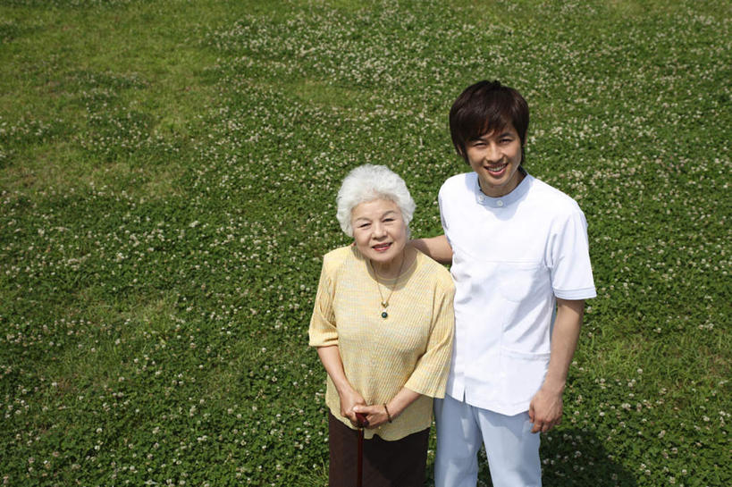 东方人,两个人,站,笑,微笑,露齿笑,横图,俯视,室外,白天,草地,草坪,植物,亚洲,阴影,服装,光线,影子,注视,黄种人,草,衣服,绿色,阳光,观察,看,站着,护工,搭,护理,服饰,观看,照顾,察看,衣着,穿着,搭着,关注,护理工,照看,护理员,衣饰,老年女性,男人,男性,年轻男性,女人,女性,亚洲人,抬头,仰头,站立,半身,彩图,高角度拍摄