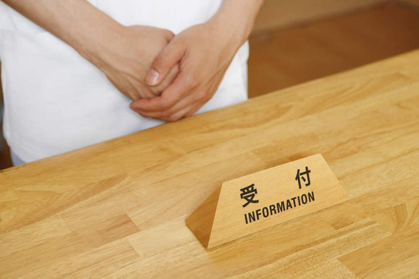 东方人,一个人,前台,服务员,站,横图,俯视,室内,白天,亚洲,仅一个男性,仅一个人,握,服装,朦胧,模糊,英文,标签,标志,文字,字符,字母,注视,黄种人,标识,仅一个年轻男性,衣服,观察,看,站着,护工,汉字,护理,握着,名牌,服饰,观看,英文字母,照顾,察看,衣着,穿着,关注,中文,护理工,国文,华文,照看,护理员,接待员,衣饰,男人,男性,年轻男性,亚洲人,服务生,侍者,站立,半身,彩图,高角度拍摄