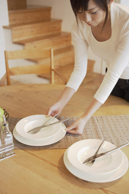 东方人,一个人,客厅,站,竖图,俯视,室内,白天,餐桌,楼梯,桌子,餐具,椅子,玻璃,亚洲,仅一个年轻女性,仅一个女性,仅一个人,一堆,弯腰,握,堆叠,堆积,服装,朦胧,模糊,叉子,刀叉,刀子,碟子,盘,阶梯,木椅,调料,调味品,拿,调味料,拿着,注视,黄种人,调料瓶,台阶,玻璃制品,衣服,盘子,碟,观察,看,站着,握着,服饰,餐台,观看,堆,察看,起居室,衣着,穿着,关注,弯身,衣饰,年轻女性,女人,女性,亚洲人,站立,半身,彩图,高角度拍摄