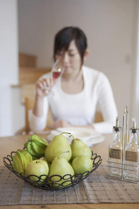 东方人,一个人,客厅,坐,举,闭眼,捧,竖图,室内,白天,正面,楼梯,梨,杯子,水果,亚洲,仅一个年轻女性,仅一个女性,仅一个人,握,服装,朦胧,模糊,新鲜,高脚杯,罐子,阶梯,调料,生食,食品,果实,红酒杯,调味品,拿,调味料,拿着,黄种人,台阶,玻璃制品,食物,衣服,玻璃瓶,酒杯,瓶子,杨桃,托,水果篮,香梨,握着,服饰,有机食品,绿色食品,五敛子,起居室,衣着,三廉子,阳桃,洋桃,穿着,衣饰,年轻女性,女人,女性,亚洲人,玻璃杯,生梨,闭眼睛,闭着眼,闭着眼睛,端,端着,举起,举手,举着,捧着,手捧,向上举,向上伸,向上托,坐着,半身,彩图