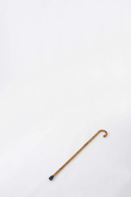 无人,竖图,俯视,室内,特写,白天,白色背景,静物,一根,木制,工具,木制品,器械,摄影,影棚,拐杖,手杖,医疗器械,辅助设备,彩图,高角度拍摄,影棚拍摄,拍摄