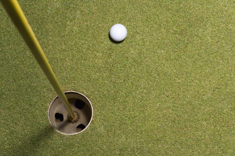 无人,横图,俯视,室外,特写,白天,高尔夫,高尔夫球,旗杆,球洞,洞,球场,高尔夫球场,球,一个,白色,球体,洞穴,单个,高尔夫球杆,绿茵场,高尔夫运动,高尔夫球具,穴,彩图,高角度拍摄