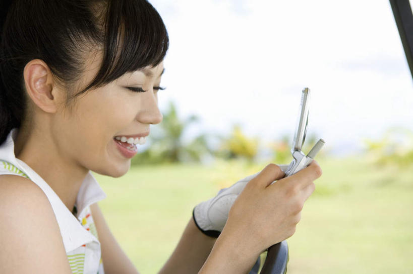 东方人,脸,头,脸颊,手,一个人,坐,笑,打电话,微笑,露齿笑,横图,室外,特写,白天,侧面,锻炼,安全,运动,草地,草坪,植物,电话,手机,亚洲,双手,仅一个年轻女性,仅一个女性,仅一个人,服装,朦胧,模糊,云,云朵,防护,拿,云彩,拿着,注视,休闲装,黄种人,通讯设备,草,树,树木,衣服,绿色,白云,天空,自然,手套,交通工具,天,观察,看,休闲,手部,休闲服,服饰,生长,成长,观看,保护,察看,关注,高尔夫车,保险,高尔夫球车,高尔夫观光车,高尔夫用品,保全,周全,安稳,安定,防护手套,交流,平安,体育,年轻女性,女人,女性,亚洲人,头部,脸部,脸蛋,面部,沟通,通话,坐着,半身,彩图,健身