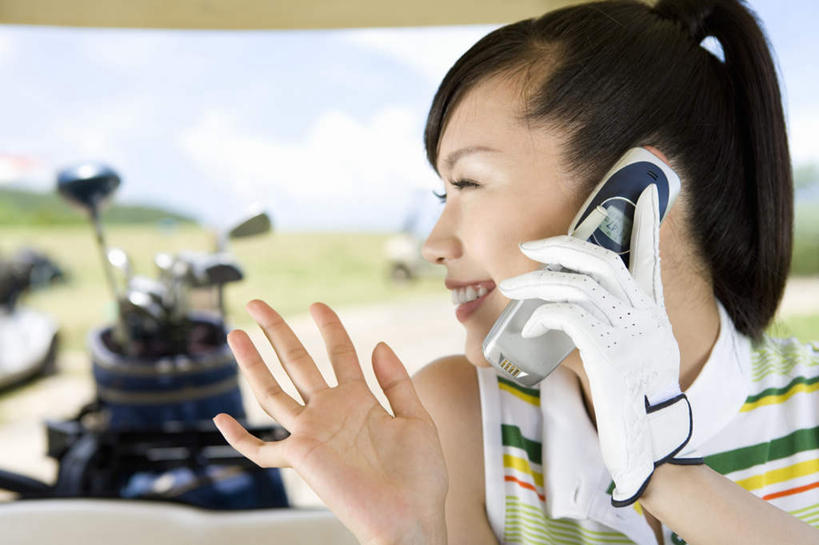 东方人,脸,头,脸颊,手,一个人,坐,笑,打电话,微笑,露齿笑,横图,室外,特写,白天,正面,T恤衫,锻炼,安全,运动,草地,草坪,植物,电话,手机,亚洲,双手,仅一个年轻女性,仅一个女性,仅一个人,条纹,服装,朦胧,模糊,高尔夫,高尔夫球,云,云朵,防护,拿,T恤,云彩,拿着,注视,休闲装,黄种人,通讯设备,草,树,树木,衣服,绿色,白云,天空,自然,手套,交通工具,天,观察,看,休闲,手部,休闲服,服饰,生长,成长,观看,保护,察看,高尔夫球杆,关注,高尔夫车,保险,高尔夫运动,高尔夫球具,高尔夫球车,高尔夫观光车,高尔夫用品,保全,周全,安稳,安定,防护手套,交流,平安,体育,年轻女性,女人,女性,亚洲人,头部,脸部,脸蛋,面部,沟通,通话,坐着,半身,彩图,健身