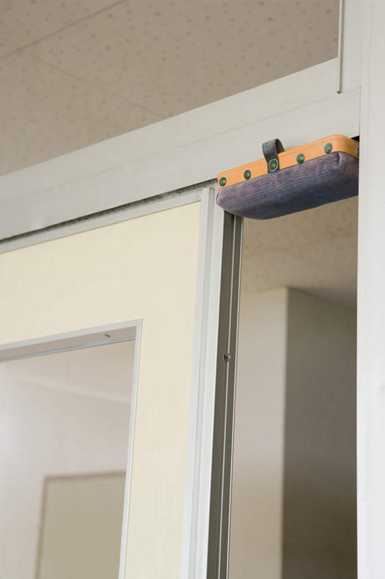 无人,学校,竖图,室内,白天,仰视,门,静物,吊挂,悬挂,阴影,朦胧,模糊,光线,影子,墙,挂,校园,墙壁,墙面,黑板擦,门框,教室,课堂,恶作剧,玩笑,戏弄,戏耍,捉弄,彩图,低角度拍摄