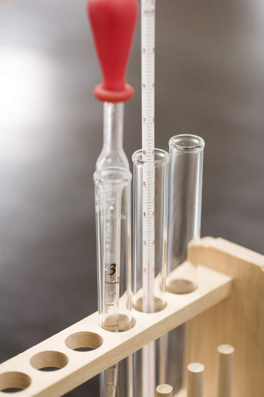 无人,竖图,俯视,室内,特写,白天,实验,仪器,静物,杯子,玻璃,一排,朦胧,模糊,研究,整齐,透明,分析,化学,测试,滴管,试管,试管架,架子,玻璃制品,排列,三个,玻璃棒,玻璃瓶,瓶子,搅拌,器皿,队列,计量,玻璃仪器,试验耗材,实验用品,引流,玻棒,玻璃杯,彩图,高角度拍摄