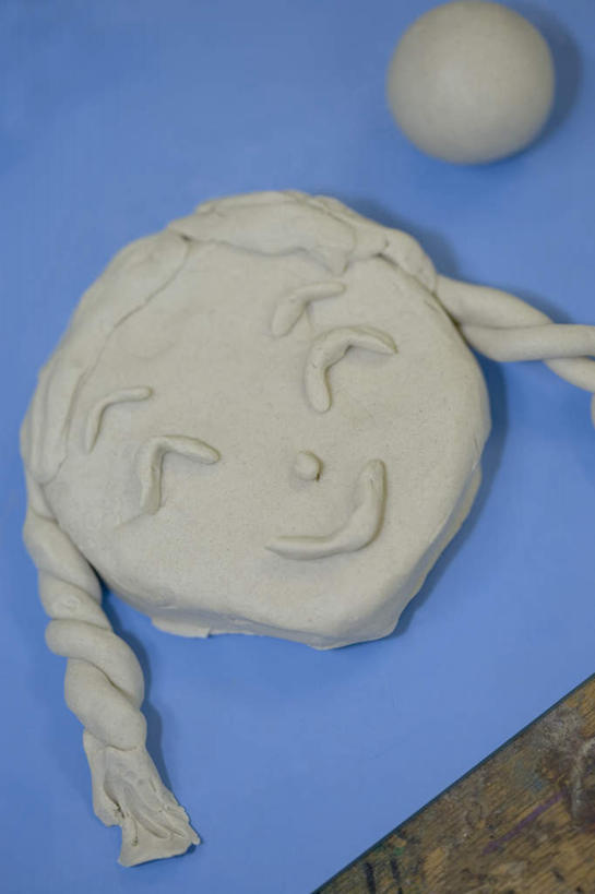 脸,头,脸颊,无人,笑,微笑,竖图,俯视,室内,特写,白天,桌面,静物,阴影,朦胧,模糊,艺术,反射,影子,手工艺品,球状,文化,一个,蓝色,工艺品,球体,单个,粘土,高雅,手工艺,自信心,品位,头部,脸部,脸蛋,面部,彩图,高角度拍摄