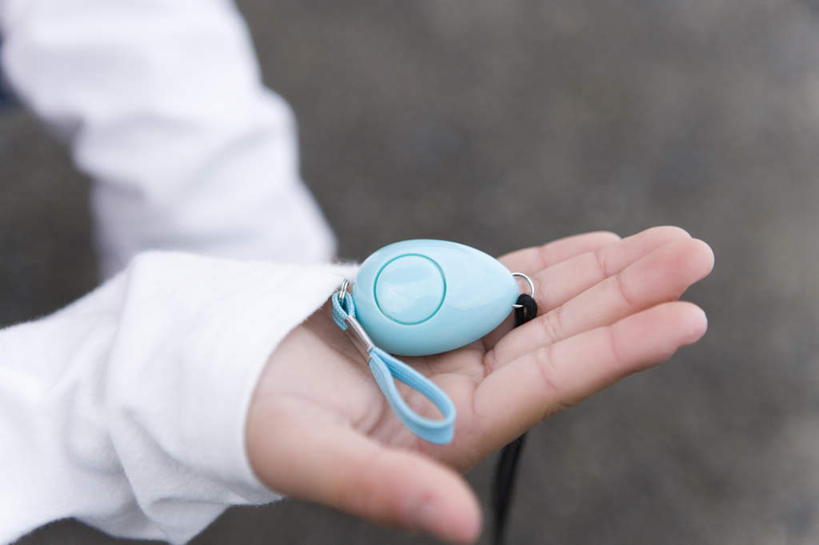 东方人,儿童,手,一个人,举,横图,俯视,室外,特写,白天,纯洁,安全,亚洲,仅一个女性,仅一个人,握,服装,朦胧,模糊,防护,拿,拿着,休闲装,黄种人,一个,小孩,衣服,蓝色,托,仅一个小孩,休闲,手部,休闲服,可爱,童年,童趣,握着,服饰,单个,保护,单手,保险,报警器,童真,烂漫,无邪,保全,周全,安稳,安定,防盗,电子防盗,防盗器,警报器,平安,天真,女孩,女人,女性,亚洲人,孩子,举起,举手,举着,向上举,向上伸,向上托,半身,彩图,高角度拍摄,女生