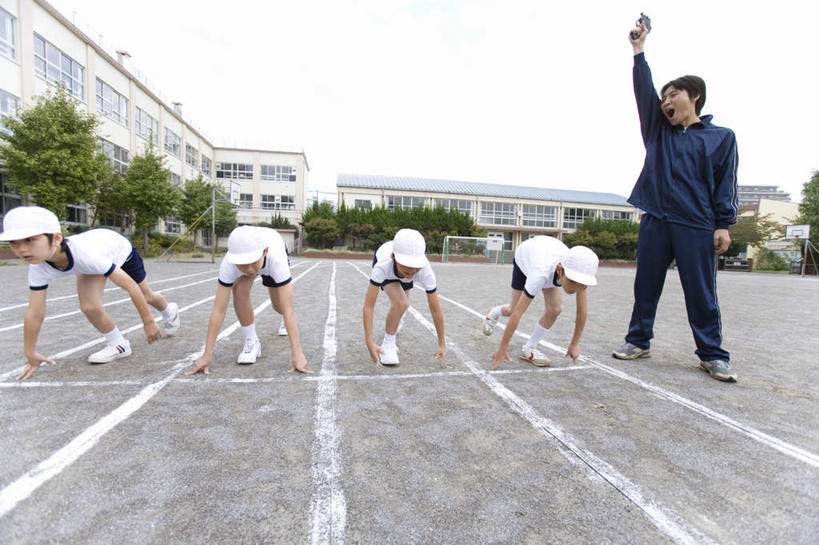 东方人,儿童,四个人,伙伴,朋友,教师,学校,教学楼,体育馆,运动场,站,举,横图,室外,白天,正面,友谊,纯洁,比赛,亚洲,一排,起跑,弯腰,准备,服装,朦胧,模糊,整齐,传递,信息,发令枪,枪,跑道,注视,休闲装,黄种人,体育场,校园,排列,一个,小孩,衣服,白色,观察,看,托,站着,休闲,教室,同学,休闲服,可爱,童年,童趣,联络,姿势,服饰,田径场,单个,观看,信号,察看,校友,队列,关注,集合,童真,烂漫,无邪,弯身,运动馆,召唤,同窗,学友,传达,号令,讯号,发声,天真,友情,男孩,男人,男性,年轻男性,亚洲人,讲师,教授,老师,举起,举手,举着,向上举,向上伸,向上托,站立,彩图,全身,教学大楼,男生