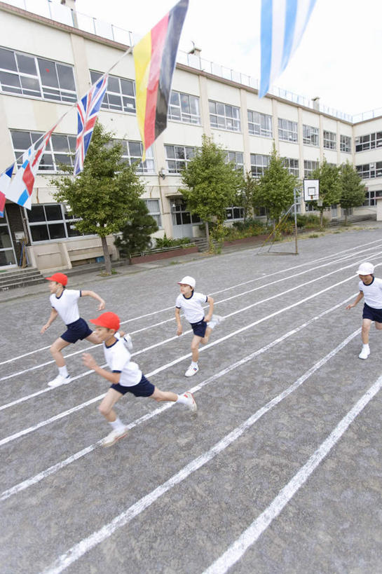 东方人,儿童,四个人,伙伴,朋友,学校,教学楼,体育馆,运动场,跑,竖图,俯视,室外,白天,锻炼,友谊,纯洁,运动,植物,旗帜,国旗,亚洲,一排,服装,朦胧,模糊,整齐,彩旗,篮筐,篮球架,球篮,跑道,篮板,注视,休闲装,黄种人,体育场,校园,树,树木,排列,小孩,衣服,绿色,白色,自然,观察,看,休闲,教室,同学,休闲服,可爱,童年,童趣,服饰,田径场,生长,成长,观看,察看,校友,队列,关注,童真,烂漫,无邪,篮球板,运动馆,同窗,学友,体育,天真,友情,男孩,男人,男性,女孩,女人,女性,亚洲人,旗,跑步,半身,彩图,高角度拍摄,健身,教学大楼,男生,女生