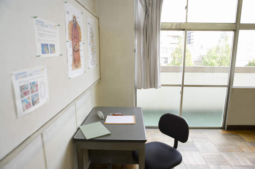 无人,横图,俯视,室内,白天,窗帘,地板,门,桌子,静物,椅子,抽屉,一排,阴影,朦胧,模糊,整齐,装饰,光线,笔,材料,档案,图纸,文件,影子,办公桌,墙,办公用品,地面,木地板,墙壁,墙面,文具,排列,帘子,笔袋,会议椅,容器,学习用品,资料,门框,遮阳,人体,华丽,修饰,办公椅,文具用品,点缀,队列,文档,记录板,记事板,衬托,美观,雅致,雅观,商务椅,培训椅,彩图,高角度拍摄