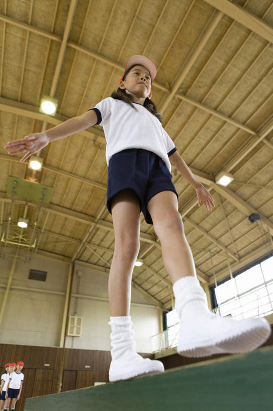 东方人,儿童,一个人,体育馆,运动场,站,走,伸展双臂,竖图,室内,白天,仰视,纯洁,平衡木,照明,亚洲,仅一个女性,仅一个人,学习,服装,灯光,注视,休闲装,黄种人,运动器械,体育场,顶灯,灯,小孩,衣服,灯具,观察,看,站着,仅一个小孩,上课,休闲,体育课,休闲服,健身器械,可爱,童年,童趣,服饰,观看,照亮,察看,照明设备,关注,健身器材,童真,烂漫,无邪,运动馆,天真,女孩,女人,女性,亚洲人,孩子,步行,敞开双臂,散步,伸开双臂,展开双肩,站立,张开手臂,张开双臂,走路,彩图,低角度拍摄,全身,运动器材,女生