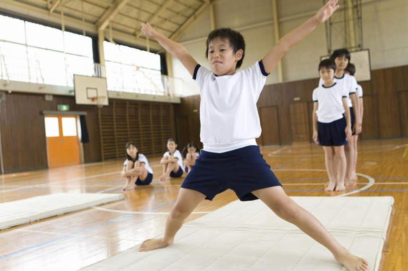 东方人,儿童,伙伴,朋友,体育馆,运动场,站,坐,伸展双臂,横图,室内,白天,正面,锻炼,友谊,纯洁,运动,地板,亚洲,学习,服装,地面,许多人,注视,休闲装,黄种人,体育场,木地板,小孩,衣服,垫子,观察,看,站着,一群人,上课,休闲,体育课,同学,休闲服,可爱,童年,童趣,服饰,观看,张开双腿,察看,校友,关注,童真,烂漫,无邪,运动馆,同窗,学友,体育,天真,友情,女孩,女人,女性,亚洲人,手臂,敞开双臂,伸开双臂,展开双肩,站立,张开双臂,坐着,彩图,全身,健身,女生
