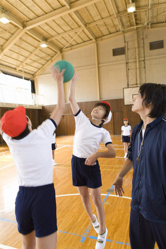 东方人,儿童,背部,四个人,伙伴,朋友,教师,体育馆,运动场,站,举,竖图,室内,白天,正面,锻炼,友谊,纯洁,运动,排球,帽子,照明,亚洲,学习,服装,灯光,注视,休闲装,黄种人,体育场,运动帽,顶灯,灯,球,一个,小孩,衣服,绿色,灯具,观察,看,托,站着,上课,休闲,体育课,球体,同学,休闲服,鸭舌帽,可爱,童年,童趣,服饰,单个,观看,照亮,察看,照明设备,校友,关注,童真,烂漫,无邪,运动馆,同窗,学友,体育,天真,友情,男孩,男人,男性,年轻男性,女孩,女人,女性,亚洲人,孩子,讲师,教授,老师,举起,举手,举着,向上举,向上伸,向上托,站立,半身,彩图,健身,男生,女生