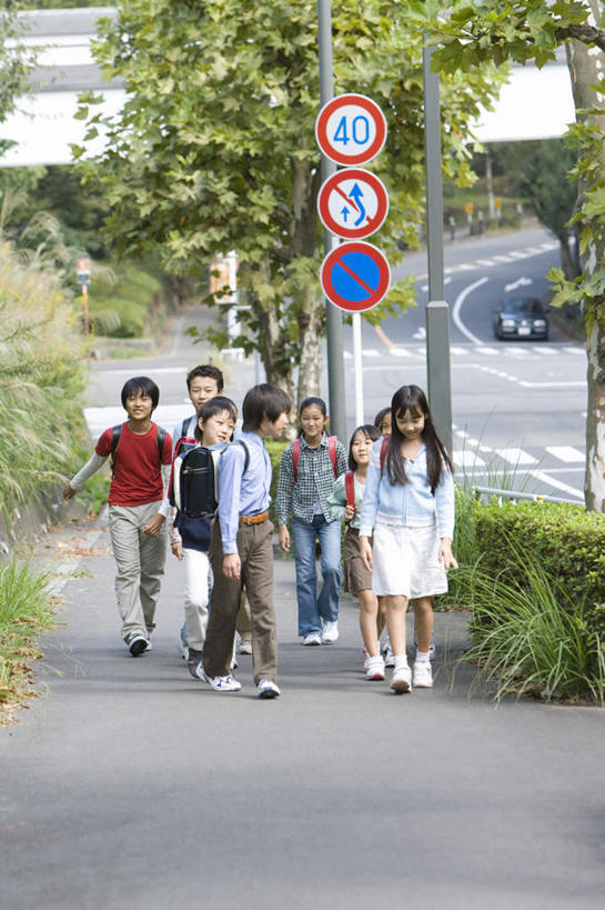 东方人,儿童,伙伴,朋友,站,走,竖图,室外,白天,正面,友谊,道路,路,指示牌,公路,亚洲,服装,标志,文字,交通,许多人,注视,休闲装,黄种人,标识,小孩,衣服,观察,看,站着,一群人,休闲,同学,休闲服,服饰,观看,察看,校友,关注,同窗,学友,友情,男孩,男人,男性,女孩,女人,女性,亚洲人,孩子,马路,步行,散步,站立,走路,彩图,全身,男生,女生