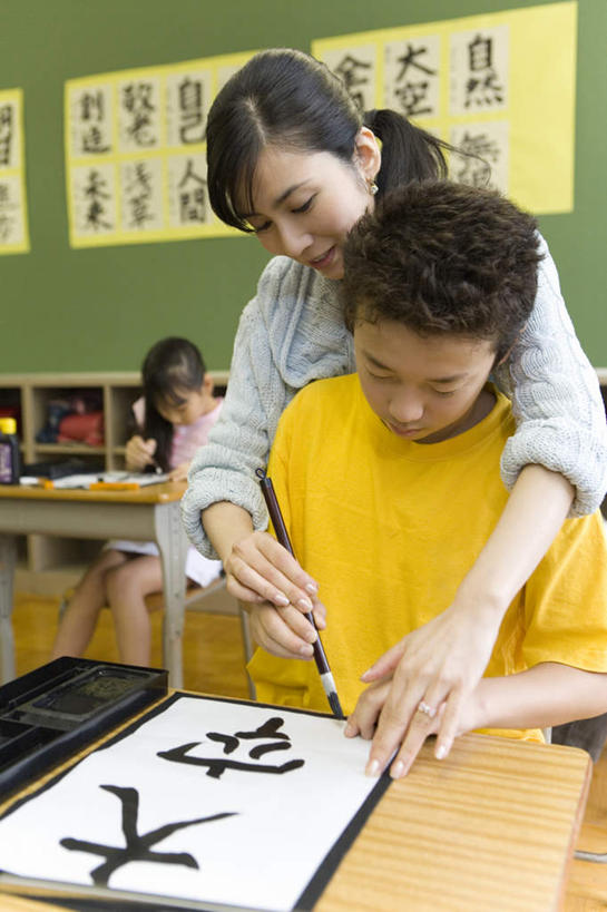 东方人,儿童,三个人,伙伴,朋友,教师,学校,站,坐,竖图,室内,白天,正面,友谊,纯洁,桌子,亚洲,握,学习,服装,艺术,笔,工具,书法,砚台,办公用品,注视,休闲装,黄种人,文化,书桌,校园,文具,小孩,衣服,课桌,学习用品,观察,看,站着,上课,休闲,教室,同学,休闲服,可爱,童年,童趣,握着,服饰,观看,文具用品,察看,书写,校友,关注,文学,童真,烂漫,无邪,同窗,学友,天真,友情,男孩,男人,男性,年轻女性,女孩,女人,女性,亚洲人,孩子,老师,站立,坐着,半身,彩图,男生,女生,传统文化