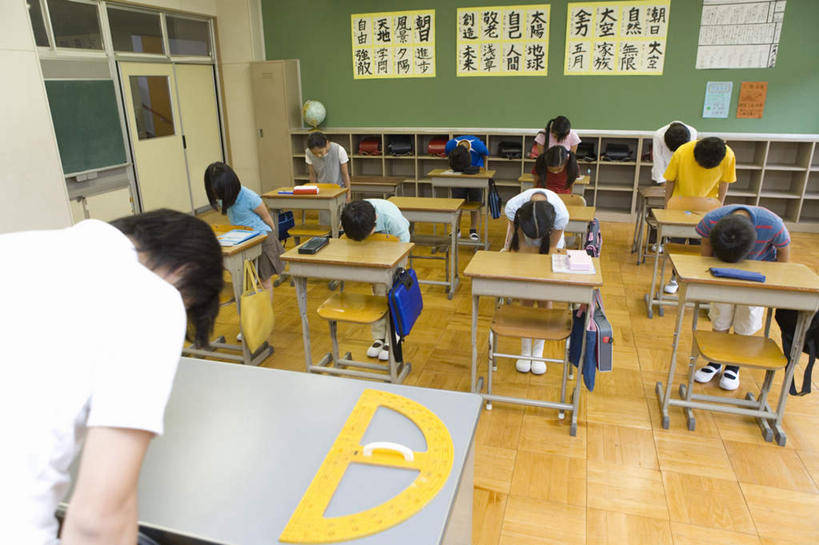 东方人,儿童,背部,伙伴,朋友,教师,学校,站,横图,室内,白天,正面,友谊,纯洁,桌子,亚洲,弯腰,服装,测量,刻度,许多人,注视,休闲装,黄种人,书桌,校园,小孩,衣服,半圆尺,尺,课桌,观察,看,站着,一群人,下课,休闲,教室,同学,休闲服,可爱,童年,童趣,角度,服饰,观看,测量工具,鞠躬,尺子,察看,衡量,绘图,校友,关注,礼仪,比例,童真,烂漫,无邪,测绘,量具,量仪,标度,弯身,尊敬,恭敬,同窗,学友,天真,友情,男孩,男人,男性,年轻男性,女孩,女人,女性,亚洲人,孩子,老师,站立,彩图,全身,男生,女生