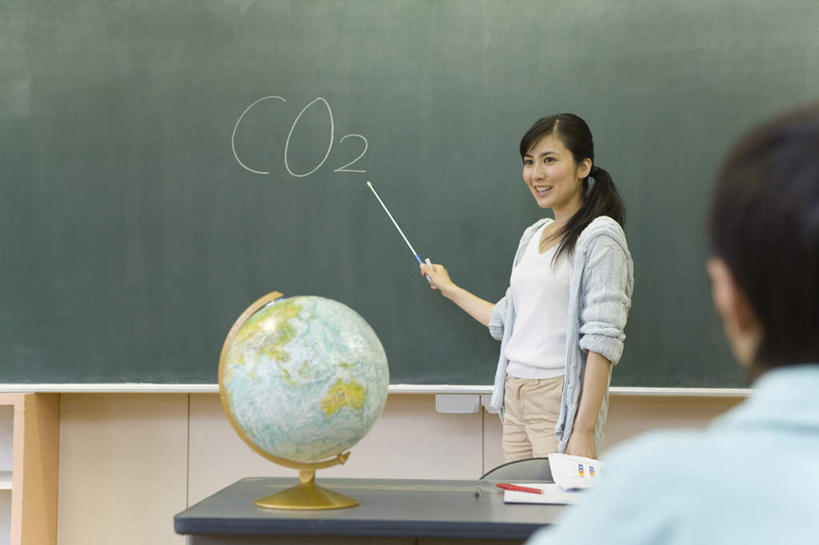 东方人,儿童,背部,两个人,教师,站,横图,室内,白天,正面,纯洁,仪器,海洋,地图,亚洲,服装,网格,化学,标志,地球仪,符号,文字,线条,字符,字母,世界地图,地球,陆地,拿,全球,拿着,注视,休闲装,黄种人,标识,球,小孩,衣服,教鞭,经纬线,模型,黑板,观察,看,站着,休闲,球体,休闲服,可爱,童年,童趣,教学,地理,国家,服饰,观看,大陆,察看,世界,关注,纬线,版图,元素,经线,童真,烂漫,无邪,分子式,经纬仪,地理学,耐磨,教学黑板,天真,男孩,男人,男性,年轻女性,女人,女性,亚洲人,孩子,讲师,教授,老师,站立,半身,彩图,大洋,大洲,男生,二氧化碳