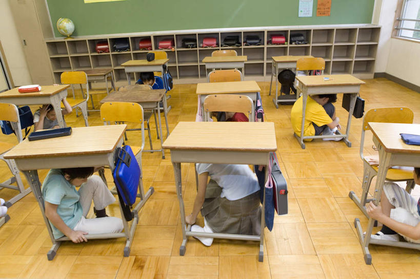 东方人,儿童,伙伴,朋友,学校,蹲,横图,俯视,室内,白天,友谊,纯洁,地板,柜子,桌子,亚洲,服装,包,书包,地面,储物柜,许多人,休闲装,黄种人,书桌,校园,木地板,小孩,衣服,背包,课桌,一群人,休闲,教室,同学,休闲服,可爱,童年,童趣,服饰,校友,储存,童真,烂漫,无邪,演习,演练,同窗,学友,储备,蕴藏,贮备,天真,友情,男孩,男人,男性,女孩,女人,女性,亚洲人,孩子,蹲着,彩图,高角度拍摄,全身,贮存,双肩包,男生,女生