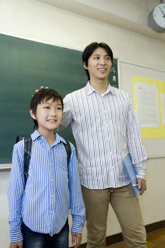 东方人,儿童,两个人,教师,学校,站,摸,竖图,室内,白天,正面,衬衫,纯洁,亚洲,抚摸,服装,时间,时钟,计时,注视,休闲装,黄种人,校园,小孩,衣服,蓝色,黑板,挂钟,钟表,观察,看,站着,休闲,教室,休闲服,表,可爱,童年,童趣,教学,服饰,观看,察看,关注,童真,烂漫,无邪,耐磨,教学黑板,天真,男孩,男人,男性,年轻男性,亚洲人,孩子,年轻人,讲师,教授,老师,钟,触摸,接触,站立,半身,彩图,衬衣,男生