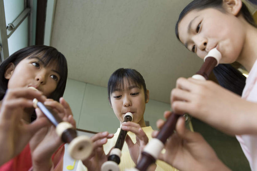 东方人,儿童,三个人,伙伴,朋友,站,横图,室内,白天,仰视,友谊,纯洁,天花板,亚洲,服装,艺术,笛子,乐器,音乐,拿,拿着,注视,休闲装,黄种人,小孩,衣服,吹,观察,看,站着,上课,休闲,同学,休闲服,可爱,童年,童趣,服饰,观看,察看,练习,校友,关注,童真,烂漫,无邪,同窗,学友,天真,友情,女孩,女人,女性,亚洲人,孩子,站立,半身,彩图,低角度拍摄,女生