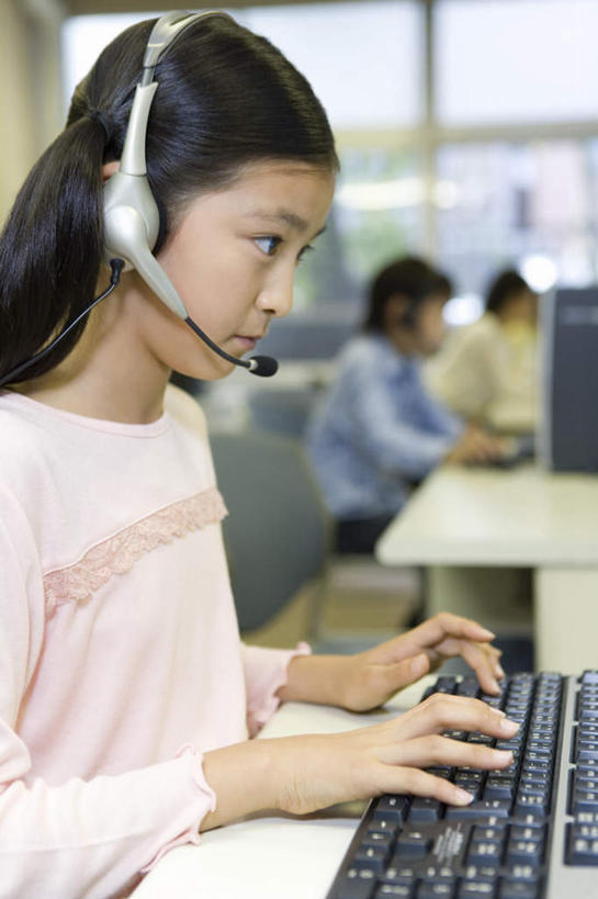 东方人,儿童,一个人,坐,竖图,室内,白天,侧面,快乐,满意,幸福,纯洁,键盘,亚洲,仅一个女性,仅一个人,学习,服装,朦胧,模糊,音响,音乐,注视,休闲装,黄种人,娱乐,输入设备,通讯设备,小孩,衣服,耳机,观察,看,仅一个小孩,上课,享受,休闲,休闲服,放松,可爱,童年,童趣,服饰,观看,察看,舒适,享乐,关注,通信设备,童真,烂漫,无邪,天真,女孩,女人,女性,亚洲人,孩子,坐着,半身,彩图,女生