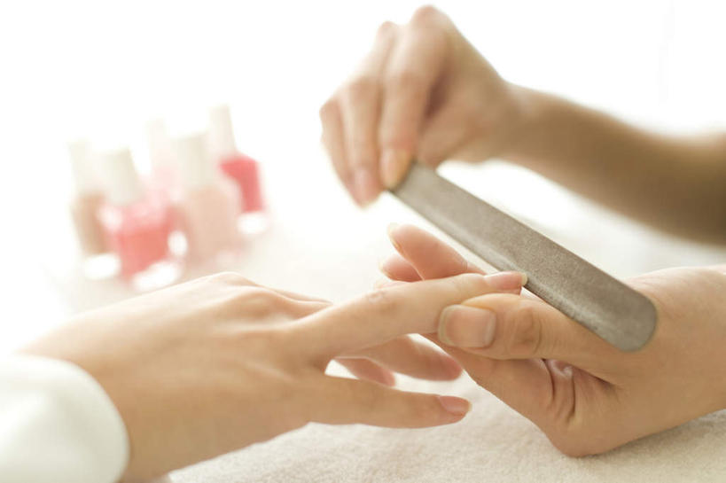 东方人,手,指甲,两个人,坐,横图,室内,特写,白天,正面,化妆,美容,桌面,桌子,亚洲,双手,一根,护肤,装饰,圆形,拿,指甲油,拿着,注视,黄种人,磨,粉色,红色,观察,看,保养,享受,休闲,手部,放松,保健,观看,华丽,修饰,点缀,察看,关注,指甲锉,养颜,衬托,美观,雅致,雅观,年轻女性,女人,女性,亚洲人,手指甲,坐着,半身,彩图