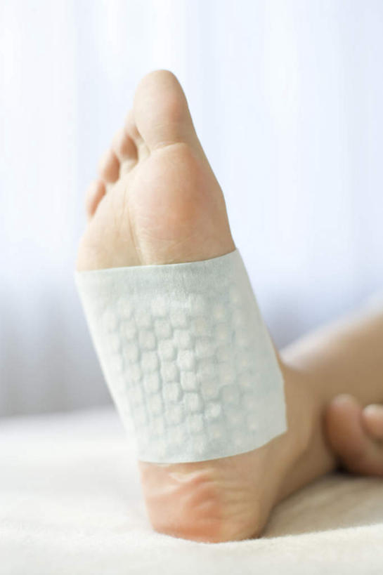 东方人,腿部,脚,脚趾,脚趾甲,脚后跟,脚背,踝,腿,一个人,坐,竖图,室内,特写,白天,正面,化妆,美容,亚洲,仅一个年轻女性,仅一个女性,仅一个人,护肤,朦胧,模糊,黄种人,保养,享受,休闲,脱毛膏,放松,保健,养颜,年轻女性,女人,女性,亚洲人,脚底,脚指甲,坐着,半身,彩图